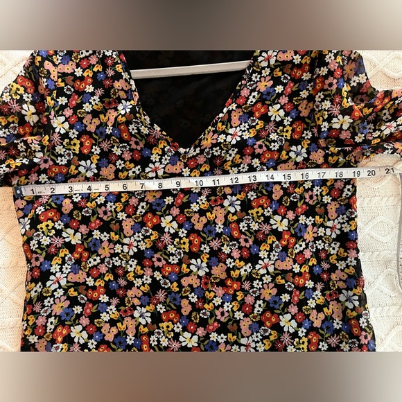 Violet + Claire Multicolor Floral V-Neck Blouse Women’s Size Medium - Picture 13 of 13